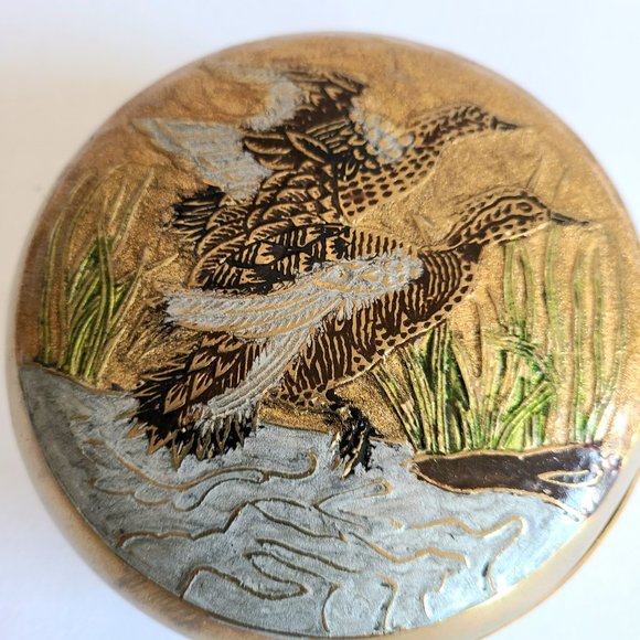 Vintage solid brass round jewelry/storage box with enamel birds/ducks design. - Picture 2 of 8